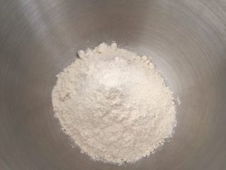 1、大蘑菇头面包,厨师机和面盆里放入面粉