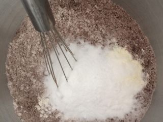 3、大蘑菇头面包,搅拌均匀，放入砂糖、奶粉、盐