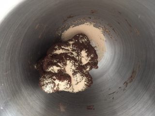 7、大蘑菇头面包,开动厨师机2档3分钟后放入酵母再和面2分钟