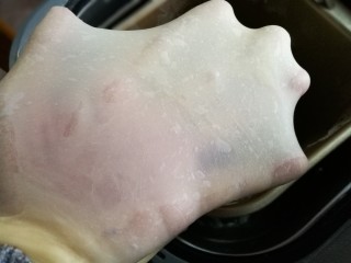 3、土司面包,揉出手套膜，直接放在面包桶发酵