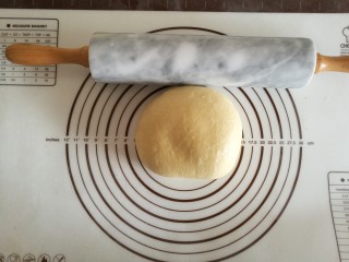 5、土司面包,取出来排气静置松弛十五分钟