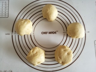 6、土司面包,面团分成五等份