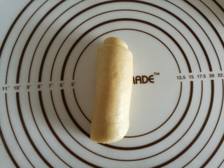 8、土司面包,然后卷起来