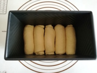 9、土司面包,依次放入土司盒中