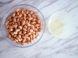 1、宝宝花生酱（无盐）,准备好所需要的食材，材料很简单花生米和核桃油