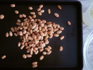 3、宝宝花生酱（无盐）,放入烤盘，平整铺好，上下火140度烤40分钟