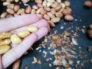 5、宝宝花生酱（无盐）,晾凉后开始给花生扒皮，我用了40分钟可以看到表面有些糊，大家可以把时间调少些，具体时间根据自家烤箱而定吧