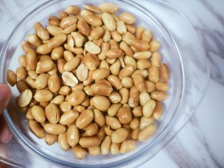 6、宝宝花生酱（无盐）,全部把花生米皮皮去掉了，下面我们准备打磨