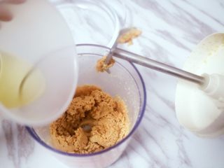 10、宝宝花生酱（无盐）,加入核桃油，开始打磨