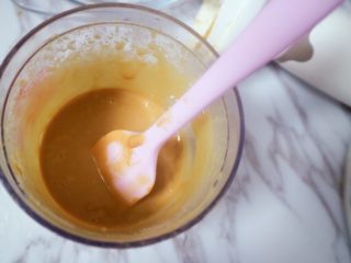12、宝宝花生酱（无盐）,我们需要用刮刀或者勺子把它刮下来搅拌下再次打，之前状态比较干我又加了5g的核桃油，一共有20g，如果想要干一点的可以少放油