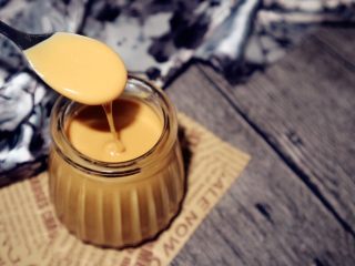 16、宝宝花生酱（无盐）,做好的花生酱很细腻，如果想要干些的可以适当少放核桃油，因为花生本身打磨打磨也会出些油，当然可以按我的来，哈哈