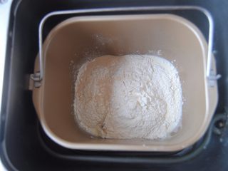 1、巧克力千层包,面包体的材料全部放入面包机内,启动和面键,因为量不大,这个时候可以直接面包机揉面20分钟或者揉成团了可以取出摔打,我是直接出来摔打10分钟