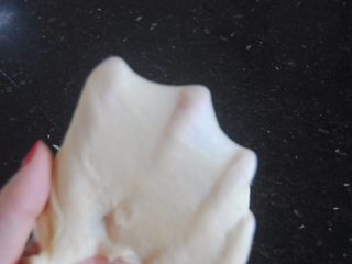 2、巧克力千层包,直到能拉出薄膜即可