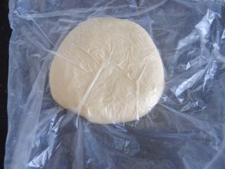 3、巧克力千层包,装入大保鲜袋内,稍稍压扁,放入冰箱冷冻30分钟(对,是冷冻,这样出来才好造型)