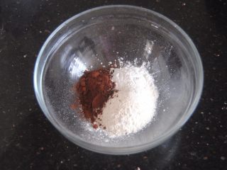 4、巧克力千层包,现在开始做巧克力千层酱,把粉类都倒入大碗内,混匀