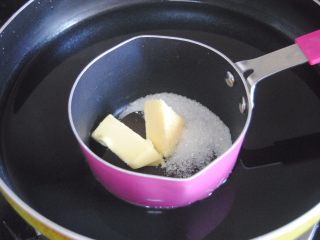 5、巧克力千层包,黄油牛奶和巧克力币隔水融化