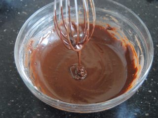 6、巧克力千层包,倒入粉类拌匀