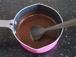 7、巧克力千层包,放上小火稍稍加热,不断翻炒