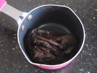 8、巧克力千层包,直到能粘成团即可,表面不能太干