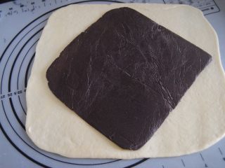 11、巧克力千层包,取出巧克力夹心块放中间