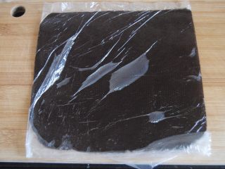 9、巧克力千层包,装进保鲜袋内,擀成大约18*18大小的方块即可放入冰箱冷冻20分钟