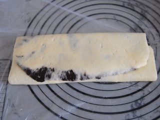 14、巧克力千层包,每1/3处向内折起,冰箱冷藏15分钟