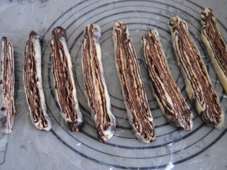 16、巧克力千层包,取出稍稍擀长,切成8长条