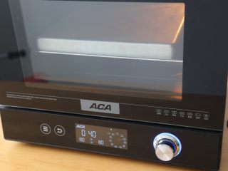 18、巧克力千层包,烤箱180度预热,放入烤箱中层,顶上盖着一个金盘以防变形