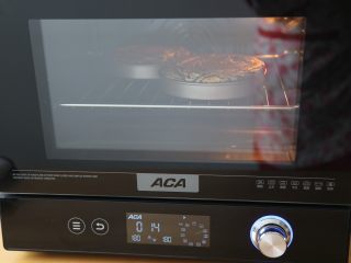 19、巧克力千层包,上下火烤制30分钟左右,大约25分钟后取出烤盘即可烘烤上色