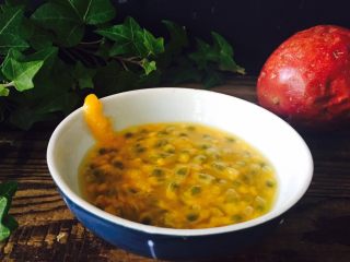 3、百香果雪梨酱,五个百香果,很新鲜,汤汁也多。一切二,用小勺挖出来,放碗里。