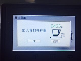 10、百香果雪梨酱,425克黄冰糖。大家根据自己水果的比例,换算黄冰糖的分量。940克梨加155克百香果差不多算1100克水果:400克冰糖。量可以相应增加减少。