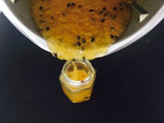 13、百香果雪梨酱,瓶子事先洗净,开水泡,用厨房纸擦干。装入做好的酱。酸酸甜甜,很好吃。