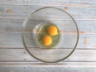 2、旺仔蛋挞,两个鸡蛋打入碗中