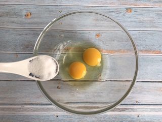 3、旺仔蛋挞,放入白糖