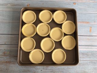 6、旺仔蛋挞,倒入蛋挞皮中，八分满，烤箱提前预热上下火200度烤20分钟