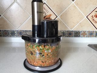 2、蔬菜鸡肉肠,把西兰花，花菇，胡萝卜切块放料理机搅碎