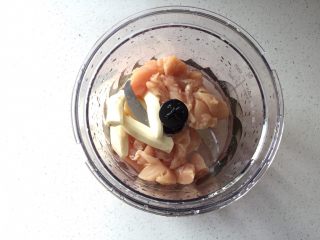 3、蔬菜鸡肉肠,蔬菜搅碎倒出，放入洗净切块的鸡胸肉和铁棍山药