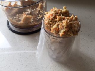 8、蔬菜鸡肉肠,装入裱花袋