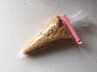 9、蔬菜鸡肉肠,一头剪口，另一头夹紧