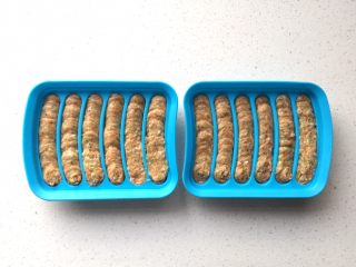 10、蔬菜鸡肉肠,挤入宝宝肠模具，没有模具可以用锡纸卷紧实