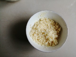 1、金酥粒蓝莓爆浆蛋糕,把酥粒的三种食材用手搓成粗粒状备用