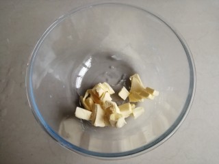 2、金酥粒蓝莓爆浆蛋糕,黄油切小块，室温软化