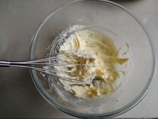 5、金酥粒蓝莓爆浆蛋糕,继续搅拌至黄油颜色变浅，体积变大