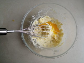 6、金酥粒蓝莓爆浆蛋糕,分多次加入鸡蛋液