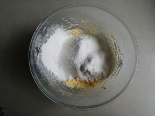 8、金酥粒蓝莓爆浆蛋糕,把提前混合过筛的面粉和泡打粉倒入