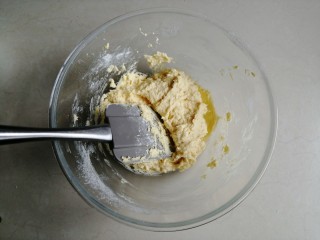 11、金酥粒蓝莓爆浆蛋糕,混合好