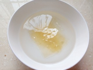 1、酸奶慕斯蛋糕,30g吉利丁片用冷水泡软。