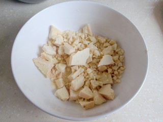 2、酸奶慕斯蛋糕,110g饼干岛成碎屑。