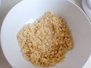 4、酸奶慕斯蛋糕,饼干碎里加入融化好的40g黄油，搅拌均匀。