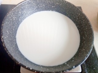 6、酸奶慕斯蛋糕,锅中倒入300g牛奶小火加热可以放入白糖融化根据自己口味决定是否加糖，这里加入了大概30g白糖。